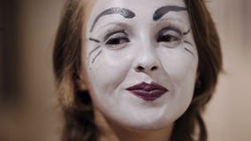 Το Mime απεικονίζει τις διαφορετικές συγκινήσεις φιλμ μικρού μήκους Το Mime απεικονίζει τις διαφορετικές συγκινήσεις φιλμ μικρού μήκους