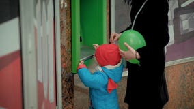 Το Mom διδάσκει ένα παιδί για να χρησιμοποιήσει το ATM απόθεμα βίντεο Το Mom διδάσκει ένα παιδί για να χρησιμοποιήσει το ATM απόθεμα βίντεο