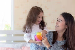 Το Mom εξετάζει το όμορφη μικρό κορίτσι ή την κόρη της με την αγάπη Το χαριτωμένο παιδί γελά και παίρνει χαλαρωμένο, ευτυχία Απολ στοκ φωτογραφία με δικαίωμα ελεύθερης χρήσης Το Mom εξετάζει το όμορφη μικρό κορίτσι ή την κόρη της με την αγάπη Το χαριτωμένο παιδί γελά και παίρνει χαλαρωμένο, ευτυχία Απολ στοκ φωτογραφία με δικαίωμα ελεύθερης χρήσης