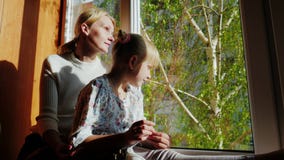 Το Mom και η κόρη είναι 6 χρονών καθμένος στο windowsill, έξω το παράθυρο Έξω από το παράθυρο είναι άνοιξη, πράσινη απόθεμα βίντεο Το Mom και η κόρη είναι 6 χρονών καθμένος στο windowsill, έξω το παράθυρο Έξω από το παράθυρο είναι άνοιξη, πράσινη απόθεμα βίντεο