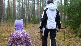 Το Mom και λίγη κόρη περπατούν το σκυλί στο υγρό δάσος φθινοπώρου φιλμ μικρού μήκους Το Mom και λίγη κόρη περπατούν το σκυλί στο υγρό δάσος φθινοπώρου φιλμ μικρού μήκους