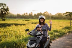 Το Mom και το παιδί της απολαμβάνουν το μηχανικό δίκυκλο μοτοσικλετών στοκ φωτογραφία Το Mom και το παιδί της απολαμβάνουν το μηχανικό δίκυκλο μοτοσικλετών στοκ φωτογραφία