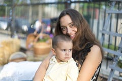 Το Mom κρατά ένα παιδί στα όπλα της οικογένεια ευτυχής Νέα μητέρα που κρατά το μωρό της στα όπλα της και κτυπημένος το mother& μο στοκ φωτογραφία με δικαίωμα ελεύθερης χρήσης Το Mom κρατά ένα παιδί στα όπλα της οικογένεια ευτυχής Νέα μητέρα που κρατά το μωρό της στα όπλα της και κτυπημένος το mother& μο στοκ φωτογραφία με δικαίωμα ελεύθερης χρήσης