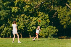 Το Mom με την κόρη και τα σκυλιά περπατούν στο πάρκο με έναν πετώντας δίσκο στοκ εικόνα Το Mom με την κόρη και τα σκυλιά περπατούν στο πάρκο με έναν πετώντας δίσκο στοκ εικόνα