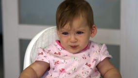 Το Mom ταΐζει ένα μικρό παιδί με μια κουταλιά των λαχανικών Το παιδί δεν συμπαθεί τα λαχανικά Το Mom ταΐζει ένα μικρό παιδί με μια κουταλιά των λαχανικών Το παιδί δεν συμπαθεί τα λαχανικά