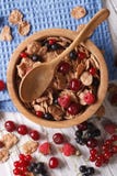 Το Muesli με τα φρέσκα μούρα κλείνει επάνω σε ένα ξύλινο κύπελλο Κατακόρυφος Στοκ φωτογραφία με δικαίωμα ελεύθερης χρήσης Το Muesli με τα φρέσκα μούρα κλείνει επάνω σε ένα ξύλινο κύπελλο Κατακόρυφος Στοκ φωτογραφία με δικαίωμα ελεύθερης χρήσης
