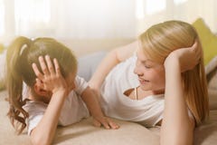 Το Mum και το χαριτωμένο κορίτσι παιδιών κορών της παίζουν, χαμογελούν και αγκαλιάζουν Ευτυχές Mother& x27 ημέρα του s στοκ εικόνα Το Mum και το χαριτωμένο κορίτσι παιδιών κορών της παίζουν, χαμογελούν και αγκαλιάζουν Ευτυχές Mother& x27 ημέρα του s στοκ εικόνα