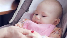 Το Mum ταΐζει με ένα κουτάλι το χαριτωμένο νεογέννητο πουρέ μωρών της κινηματογράφησης σε πρώτο πλάνο κολοκυθιών φιλμ μικρού μήκους Το Mum ταΐζει με ένα κουτάλι το χαριτωμένο νεογέννητο πουρέ μωρών της κινηματογράφησης σε πρώτο πλάνο κολοκυθιών φιλμ μικρού μήκους