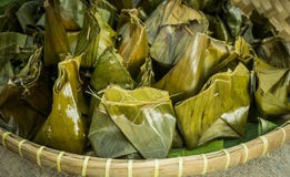 Το Nagasari, παραδοσιακό βρασμένο στον ατμό κέικ που έγινε από το ρύζι με τεμαχισμένος της μπανάνας Τυλιγμένος στα φύλλα μπανανών στοκ φωτογραφία με δικαίωμα ελεύθερης χρήσης Το Nagasari, παραδοσιακό βρασμένο στον ατμό κέικ που έγινε από το ρύζι με τεμαχισμένος της μπανάνας Τυλιγμένος στα φύλλα μπανανών στοκ φωτογραφία με δικαίωμα ελεύθερης χρήσης