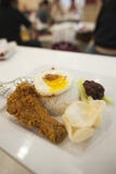 Το Nasi Lemak, ένα της Μαλαισίας ευώδες πιάτο ρυζιού που μαγειρεύτηκε στο γάλα καρύδων, εξυπηρέτησε με τα δευτερεύοντα πιάτα στοκ φωτογραφία με δικαίωμα ελεύθερης χρήσης Το Nasi Lemak, ένα της Μαλαισίας ευώδες πιάτο ρυζιού που μαγειρεύτηκε στο γάλα καρύδων, εξυπηρέτησε με τα δευτερεύοντα πιάτα στοκ φωτογραφία με δικαίωμα ελεύθερης χρήσης