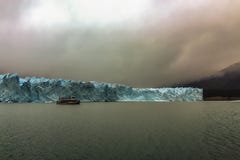 Το Perito Moreno Glacier είναι σημαντικά τουριστικά αξιοθέατα στην αργεντινή Παταγωνία στοκ εικόνες Το Perito Moreno Glacier είναι σημαντικά τουριστικά αξιοθέατα στην αργεντινή Παταγωνία στοκ εικόνες