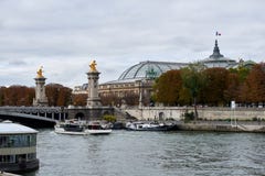 Το Pont Alexandre ΙΙΙ είναι μια γέφυρα αψίδων γεφυρών που εκτείνεται το Σηκουάνα στο Παρίσι στοκ εικόνα Το Pont Alexandre ΙΙΙ είναι μια γέφυρα αψίδων γεφυρών που εκτείνεται το Σηκουάνα στο Παρίσι στοκ εικόνα