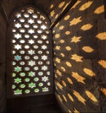 Το Qutb Minar, γλυπτικές στον ψαμμίτη ενός παραθύρου δίνει μια ομιλία στοκ εικόνες με δικαίωμα ελεύθερης χρήσης Το Qutb Minar, γλυπτικές στον ψαμμίτη ενός παραθύρου δίνει μια ομιλία στοκ εικόνες με δικαίωμα ελεύθερης χρήσης