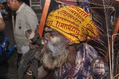 Το Sadhu καπνίζει έναν σωλήνα στοκ φωτογραφίες Το Sadhu καπνίζει έναν σωλήνα στοκ φωτογραφίες