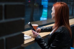 Το smartphone εκμετάλλευσης κοριτσιών υπό εξέταση, κάθεται στον καφέ, εργασία, μάνδρα, συσκευή χρήσης Δίκτυο, wifi, κοινωνικό, επ στοκ φωτογραφίες Το smartphone εκμετάλλευσης κοριτσιών υπό εξέταση, κάθεται στον καφέ, εργασία, μάνδρα, συσκευή χρήσης Δίκτυο, wifi, κοινωνικό, επ στοκ φωτογραφίες