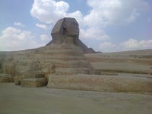 Το Sphinx μπροστά από τις πυραμίδες - ο κόσμος αναρωτιέται στοκ φωτογραφία με δικαίωμα ελεύθερης χρήσης Το Sphinx μπροστά από τις πυραμίδες - ο κόσμος αναρωτιέται στοκ φωτογραφία με δικαίωμα ελεύθερης χρήσης