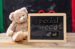Το Teddy αντέχει πίσω από έναν πίνακα Ειδικό κείμενο αναγκών που επισύρει την προσοχή στον πίνακα στοκ εικόνες Το Teddy αντέχει πίσω από έναν πίνακα Ειδικό κείμενο αναγκών που επισύρει την προσοχή στον πίνακα στοκ εικόνες