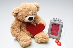 Το Teddy αντέχει το ζεύγος με την κόκκινη καρδιά κόκκινος αυξήθηκε Στοκ φωτογραφία με δικαίωμα ελεύθερης χρήσης Το Teddy αντέχει το ζεύγος με την κόκκινη καρδιά κόκκινος αυξήθηκε Στοκ φωτογραφία με δικαίωμα ελεύθερης χρήσης