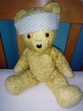Το Teddy αφορά άρρωστο το κρεβάτι στοκ εικόνα με δικαίωμα ελεύθερης χρήσης Το Teddy αφορά άρρωστο το κρεβάτι στοκ εικόνα με δικαίωμα ελεύθερης χρήσης