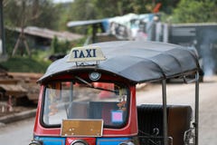 Το Tuk Tuk είναι ένας τρίτροχος μηχανοποιημένος φορέας που χρησιμοποιείται ως ταξί στοκ φωτογραφίες με δικαίωμα ελεύθερης χρήσης Το Tuk Tuk είναι ένας τρίτροχος μηχανοποιημένος φορέας που χρησιμοποιείται ως ταξί στοκ φωτογραφίες με δικαίωμα ελεύθερης χρήσης