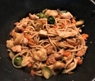 Το Udon Mi με το κοτόπουλο και τα λαχανικά ανακατώνουν τα τηγανητά στη σάλτσα teriyaki στοκ φωτογραφία με δικαίωμα ελεύθερης χρήσης Το Udon Mi με το κοτόπουλο και τα λαχανικά ανακατώνουν τα τηγανητά στη σάλτσα teriyaki στοκ φωτογραφία με δικαίωμα ελεύθερης χρήσης