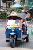 Το UK Tuk είναι ένας τρίτροχος μηχανοποιημένος φορέας που χρησιμοποιείται ως ταξί με τους επιβάτες στο δρόμο στο δρόμο Ploenchit στοκ εικόνες Το UK Tuk είναι ένας τρίτροχος μηχανοποιημένος φορέας που χρησιμοποιείται ως ταξί με τους επιβάτες στο δρόμο στο δρόμο Ploenchit στοκ εικόνες