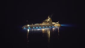 Το VIP κόμμα στην πολυτέλεια φώτισε λαμπρά το γιοτ στη μέση της Μεσογείου απόθεμα βίντεο Το VIP κόμμα στην πολυτέλεια φώτισε λαμπρά το γιοτ στη μέση της Μεσογείου απόθεμα βίντεο