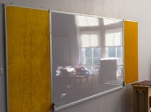 Το Whiteboard στον τοίχο με εκτός από το παράθυρο απεικονίζει στοκ εικόνες Το Whiteboard στον τοίχο με εκτός από το παράθυρο απεικονίζει στοκ εικόνες
