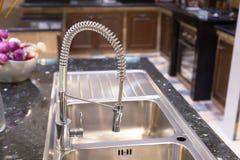 Το worktop πλησίον στο νεροχύτη σε μια σύγχρονη κουζίνα στοκ φωτογραφία Το worktop πλησίον στο νεροχύτη σε μια σύγχρονη κουζίνα στοκ φωτογραφία