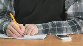 Το άγνωστο άτομο γράφει το κείμενο χρησιμοποιώντας τη μάνδρα στο σημειωματάριο φιλμ μικρού μήκους Το άγνωστο άτομο γράφει το κείμενο χρησιμοποιώντας τη μάνδρα στο σημειωματάριο φιλμ μικρού μήκους