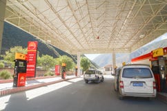 Το άσπρο μίγμα βενζινάδικων χάλυβα στεγών βάζει επάνω τα καύσιμα diesel στα βενζίνη-τροφοδοτημένα αυτοκίνητα σε daocheng-Yading, στοκ εικόνα Το άσπρο μίγμα βενζινάδικων χάλυβα στεγών βάζει επάνω τα καύσιμα diesel στα βενζίνη-τροφοδοτημένα αυτοκίνητα σε daocheng-Yading, στοκ εικόνα