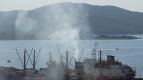 Το άσπρο σύννεφο καπνού προέρχεται από το σκάφος απόθεμα βίντεο Το άσπρο σύννεφο καπνού προέρχεται από το σκάφος απόθεμα βίντεο