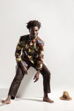 Το άτομο Afro στο εθνικό εθνικό κοστούμι kongo κάθεται στο coub στοκ εικόνα Το άτομο Afro στο εθνικό εθνικό κοστούμι kongo κάθεται στο coub στοκ εικόνα