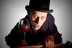 Το άτομο έντυσε επάνω ως Dracula για τις αποκριές στοκ εικόνες με δικαίωμα ελεύθερης χρήσης Το άτομο έντυσε επάνω ως Dracula για τις αποκριές στοκ εικόνες με δικαίωμα ελεύθερης χρήσης