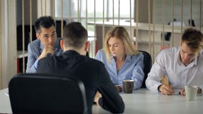 Το άτομο έχει τη συνεδρίαση συνέντευξης εργασίας στην αρχή απόθεμα βίντεο Το άτομο έχει τη συνεδρίαση συνέντευξης εργασίας στην αρχή απόθεμα βίντεο