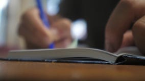 Το άτομο γράφει στο σημειωματάριο ανθρώπινο χέρι που γράφει σε ένα σημειωματάριο επιχειρησιακή εκπαίδευση έννοιας το άτομο κάνει φιλμ μικρού μήκους Το άτομο γράφει στο σημειωματάριο ανθρώπινο χέρι που γράφει σε ένα σημειωματάριο επιχειρησιακή εκπαίδευση έννοιας το άτομο κάνει φιλμ μικρού μήκους
