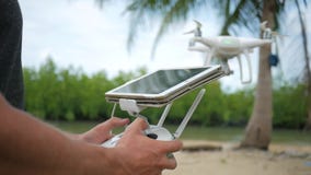 Το άτομο ελέγχει το πέταγμα Quadcopter μέσω του τηλεχειρισμού με την οθόνη συσκευών ταμπλετών Πειραματική πτήση πρακτικής κηφήνων φιλμ μικρού μήκους Το άτομο ελέγχει το πέταγμα Quadcopter μέσω του τηλεχειρισμού με την οθόνη συσκευών ταμπλετών Πειραματική πτήση πρακτικής κηφήνων φιλμ μικρού μήκους
