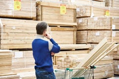 Το άτομο επιλέγει τους πίνακες για την κατασκευή του καταστήματος Στοκ Εικόνες Το άτομο επιλέγει τους πίνακες για την κατασκευή του καταστήματος Στοκ Εικόνες