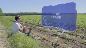 Το άτομο εργάζεται σε HUD με την απάτη στάσεων κειμένων απόθεμα βίντεο Το άτομο εργάζεται σε HUD με την απάτη στάσεων κειμένων απόθεμα βίντεο