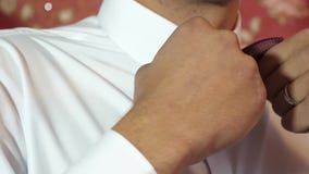 Το άτομο ισιώνει στενό επάνω τόξο-δεσμών ο μουσικός προετοιμάζεται για την απόδοση Το άτομο ισιώνει το δεσμό του Καλά-ντυμένες νε φιλμ μικρού μήκους Το άτομο ισιώνει στενό επάνω τόξο-δεσμών ο μουσικός προετοιμάζεται για την απόδοση Το άτομο ισιώνει το δεσμό του Καλά-ντυμένες νε φιλμ μικρού μήκους