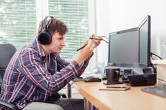 Το άτομο καθαρίζει τα γυαλιά του στην αρχή στοκ φωτογραφία Το άτομο καθαρίζει τα γυαλιά του στην αρχή στοκ φωτογραφία