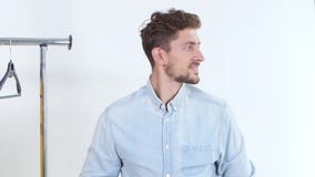 Το άτομο ντύνει ένα πουκάμισο σε ένα θερμικό εσώρουχο και παρουσιάζει τους αντίχειρες απόθεμα βίντεο Το άτομο ντύνει ένα πουκάμισο σε ένα θερμικό εσώρουχο και παρουσιάζει τους αντίχειρες απόθεμα βίντεο