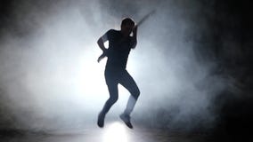 Το άτομο παίζει τη βαθιά κιθάρα και το άλμα στη μουσική απόθεμα βίντεο Το άτομο παίζει τη βαθιά κιθάρα και το άλμα στη μουσική απόθεμα βίντεο
