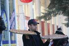 Το άτομο παράδοσης πιτσών φέρνει τις πίτσες παραδίδει επάνω την οδό Pernik, Βουλγαρία †«στις 26 Ιανουαρίου 2008 στοκ εικόνες με δικαίωμα ελεύθερης χρήσης Το άτομο παράδοσης πιτσών φέρνει τις πίτσες παραδίδει επάνω την οδό Pernik, Βουλγαρία †«στις 26 Ιανουαρίου 2008 στοκ εικόνες με δικαίωμα ελεύθερης χρήσης