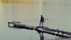 Το άτομο πηγαίνει σε μια εξαθλιωμένη γέφυρα απόθεμα βίντεο Το άτομο πηγαίνει σε μια εξαθλιωμένη γέφυρα απόθεμα βίντεο