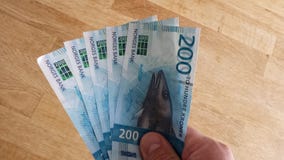 Το άτομο που κρατά τη νέα έκδοση του 2017 των νορβηγικών 200 στέφει το νόμισμα χρημάτων εγγράφου Στοκ φωτογραφία με δικαίωμα ελεύθερης χρήσης Το άτομο που κρατά τη νέα έκδοση του 2017 των νορβηγικών 200 στέφει το νόμισμα χρημάτων εγγράφου Στοκ φωτογραφία με δικαίωμα ελεύθερης χρήσης
