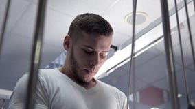 Το άτομο στη γυμναστική τινάζει τα triceps του Εξοπλισμός ικανότητας, γυμναστική φιλμ μικρού μήκους Το άτομο στη γυμναστική τινάζει τα triceps του Εξοπλισμός ικανότητας, γυμναστική φιλμ μικρού μήκους