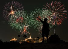 Το άτομο φαίνεται πυροτεχνήματα διακοπών στον ουρανό βραδιού στοκ εικόνες Το άτομο φαίνεται πυροτεχνήματα διακοπών στον ουρανό βραδιού στοκ εικόνες