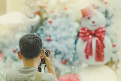 Το άτομο φωτογράφων παίρνει τη φωτογραφία του διακοσμημένου χριστουγεννιάτικου δέντρου και sn στοκ φωτογραφία με δικαίωμα ελεύθερης χρήσης Το άτομο φωτογράφων παίρνει τη φωτογραφία του διακοσμημένου χριστουγεννιάτικου δέντρου και sn στοκ φωτογραφία με δικαίωμα ελεύθερης χρήσης