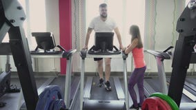 Το άτομο χάνει το βάρος treadmill στη γυμναστική με τον προσωπικό εκπαιδευτή Υγεία και ικανότητα Προθέρμανση πριν από τις ασκήσει φιλμ μικρού μήκους Το άτομο χάνει το βάρος treadmill στη γυμναστική με τον προσωπικό εκπαιδευτή Υγεία και ικανότητα Προθέρμανση πριν από τις ασκήσει φιλμ μικρού μήκους
